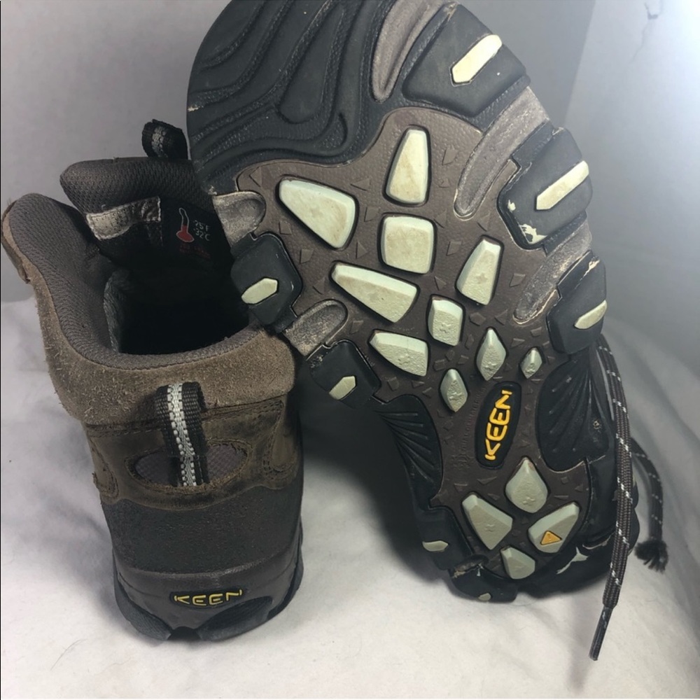 Women’s keen hiking boots size 8.